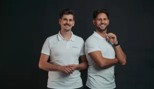 Die Geschäftsführer von DenseraLab Sebastian Jellinek (l) und Markus Lenhardt (r) haben mit Remote Work im Dentallabor gute Erfahrungen gemacht.