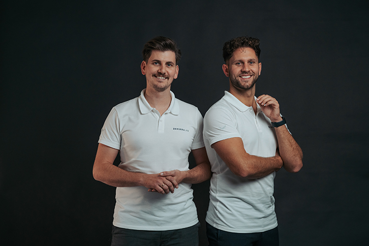 Die Geschäftsführer von DenseraLab Sebastian Jellinek (l) und Markus Lenhardt (r) haben mit Remote Work im Dentallabor gute Erfahrungen gemacht.