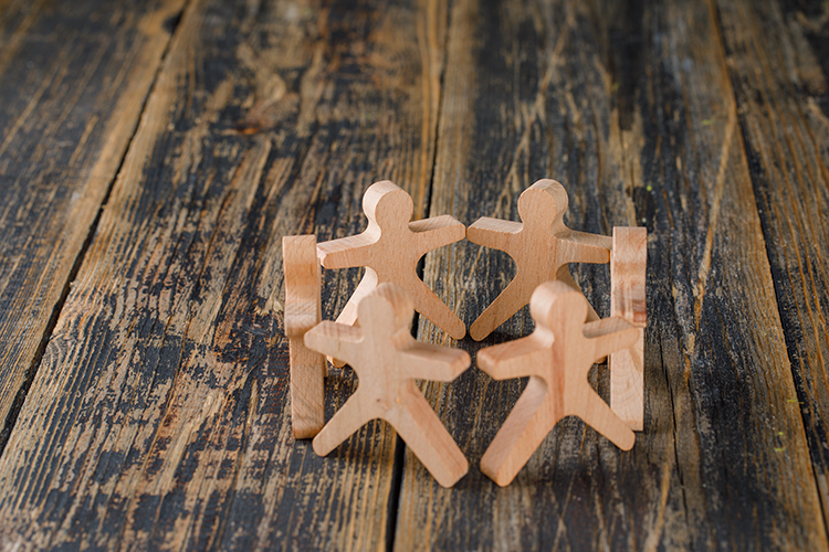 Kammern-business-success-teamwork-concept-with-wooden-figures-people-wooden-table-top-view-8photo-freepik.com-9426578