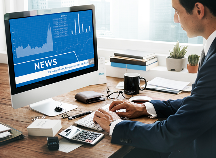 Firmennachrichten man-looking-stock-market-news-computer-rawpixel.com-freepik.com-16470084