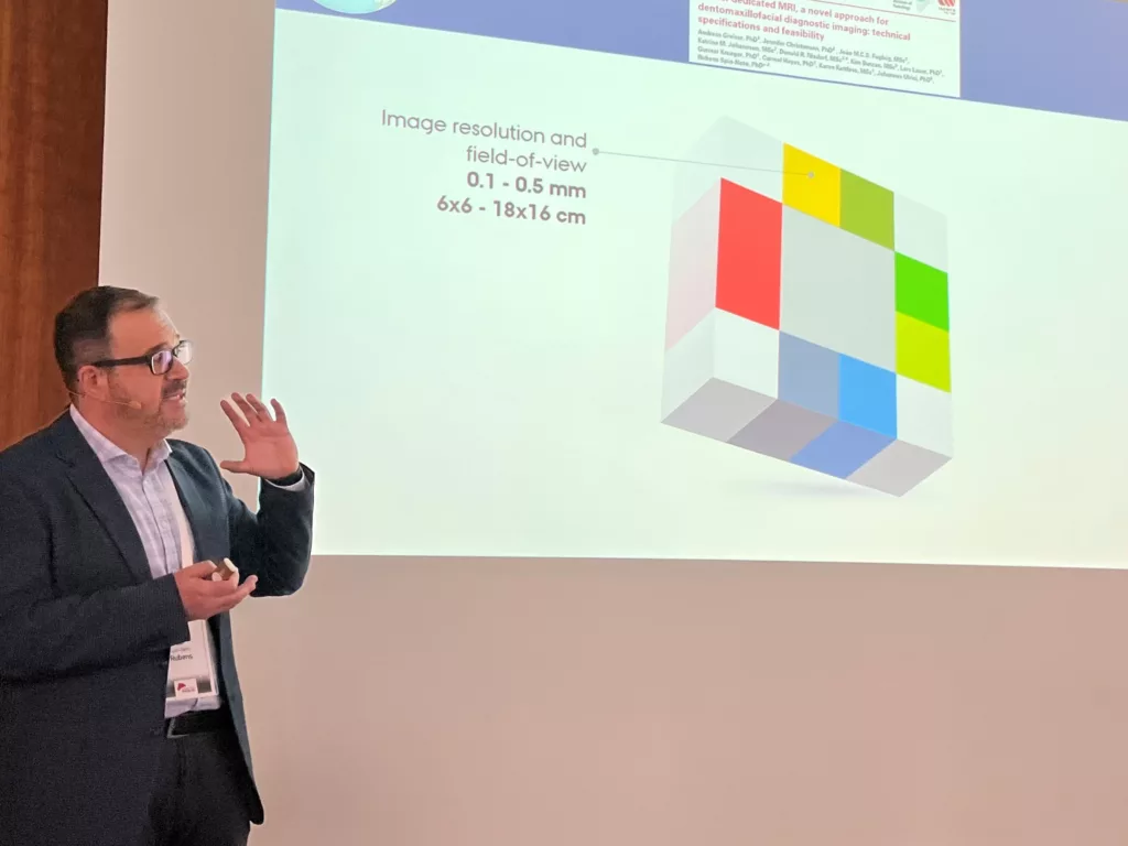 Prof. Dr. Runbens Spin-Neto bei seinem Vortrag zur Vorstellung des ddMRI.