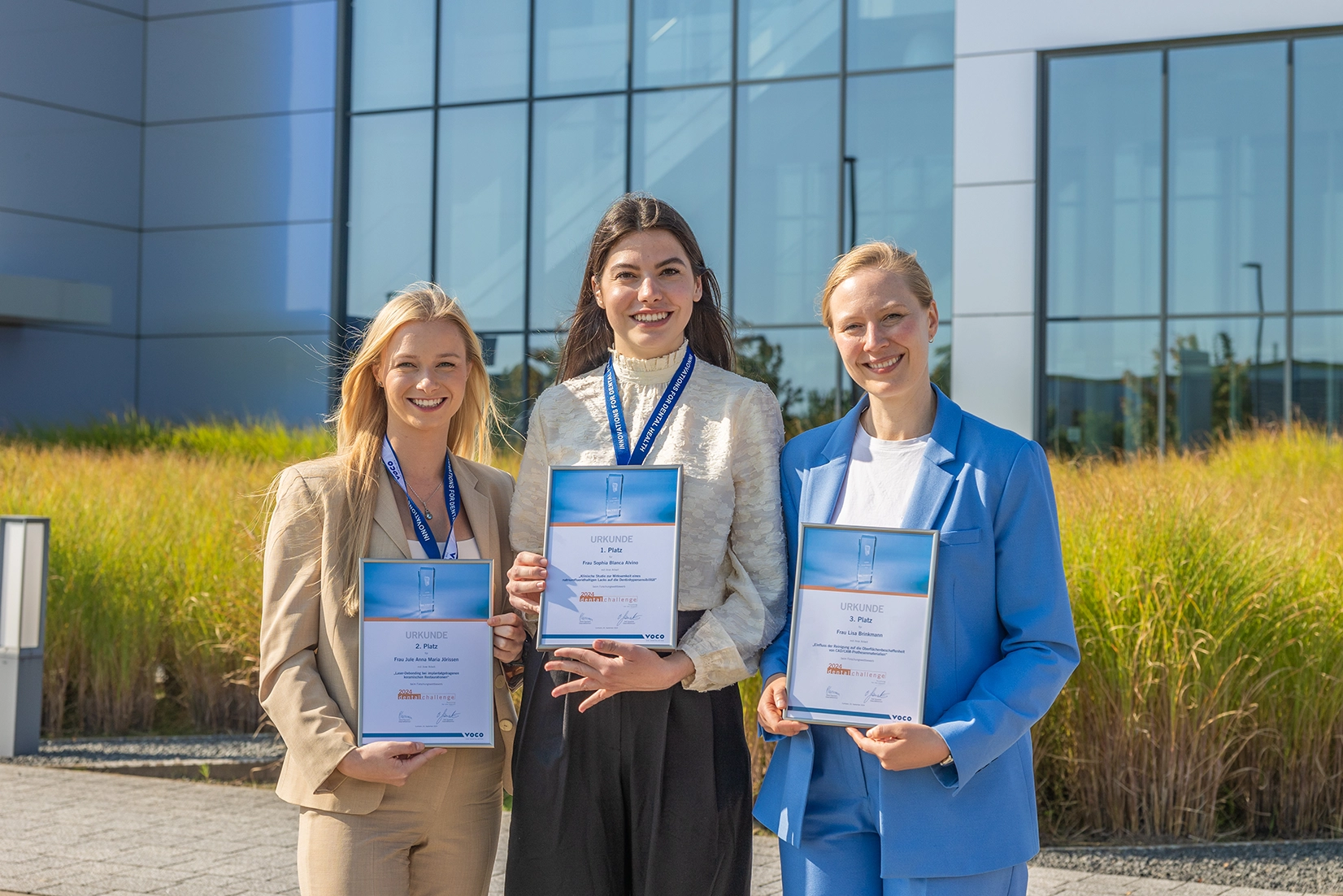 Die Siegerinnen der 21. VOCO Dental Challange (v.l.: Jule Anna Maria Jörissen, Sophia Blanca Alvino Lisa Brinkmann)