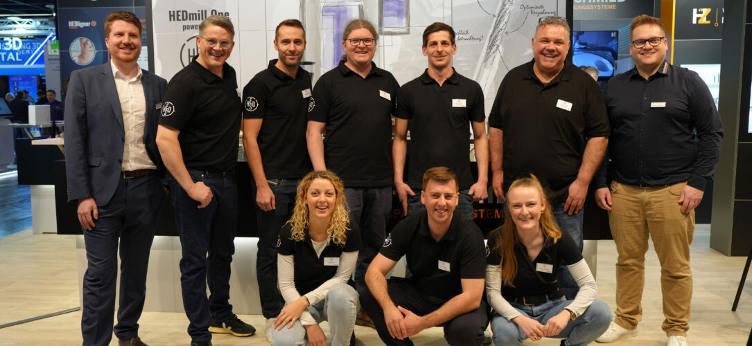 Hufschmied und HEDS Group gemeinsam auf der IDS 2025: Thomas Niefenecker, Leitung Verkauf International, Hufschmied Zerspanungssysteme GmbH, Maximilian-C. v. Schön-Angerer, Geschäftsführer, Martin Buchholz, Gesellschafter, Ole Junge, Prokurist, Phillipp Meier, Gesellschafter, Stefan Gibisch, Gesellschafter (alle HEDS Group GmbH), Michael Mödinger, Anwendungstechniker (Hufschmied) (v. l. n. r.), Sophie Ecker, Finanzen, Leon Felzmann, Geschäftsführer, Nike Dingeldein, Prokuristin (kniend v. l. n. r., alle HEDS).