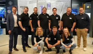 Hufschmied und HEDS Group gemeinsam auf der IDS 2025: Thomas Niefenecker, Leitung Verkauf International, Hufschmied Zerspanungssysteme GmbH, Maximilian-C. v. Schön-Angerer, Geschäftsführer, Martin Buchholz, Gesellschafter, Ole Junge, Prokurist, Phillipp Meier, Gesellschafter, Stefan Gibisch, Gesellschafter (alle HEDS Group GmbH), Michael Mödinger, Anwendungstechniker (Hufschmied) (v. l. n. r.), Sophie Ecker, Finanzen, Leon Felzmann, Geschäftsführer, Nike Dingeldein, Prokuristin (kniend v. l. n. r., alle HEDS).