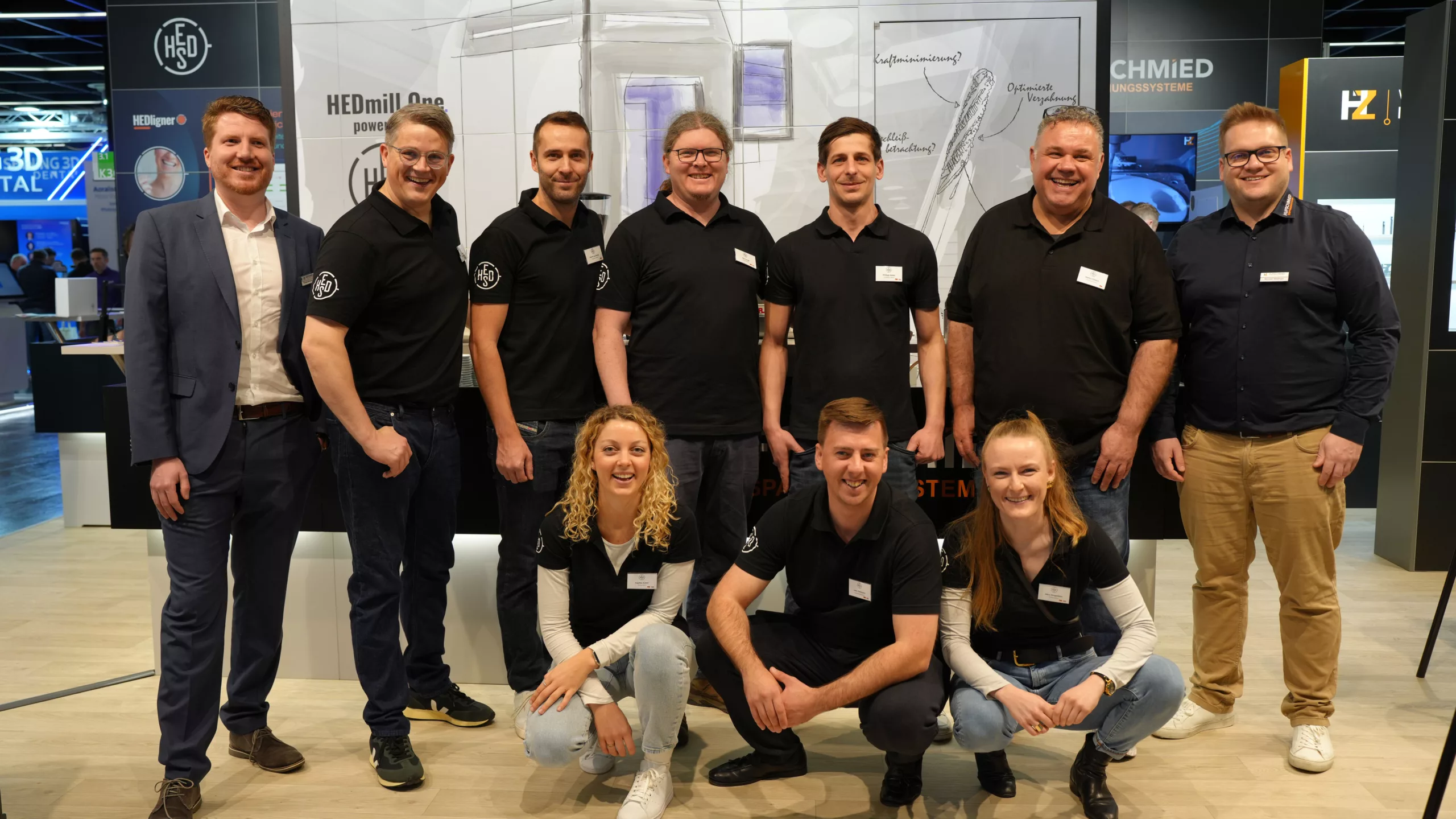 Hufschmied und HEDS Group gemeinsam auf der IDS 2025: Thomas Niefenecker, Leitung Verkauf International, Hufschmied Zerspanungssysteme GmbH, Maximilian-C. v. Schön-Angerer, Geschäftsführer, Martin Buchholz, Gesellschafter, Ole Junge, Prokurist, Phillipp Meier, Gesellschafter, Stefan Gibisch, Gesellschafter (alle HEDS Group GmbH), Michael Mödinger, Anwendungstechniker (Hufschmied) (v. l. n. r.), Sophie Ecker, Finanzen, Leon Felzmann, Geschäftsführer, Nike Dingeldein, Prokuristin (kniend v. l. n. r., alle HEDS).