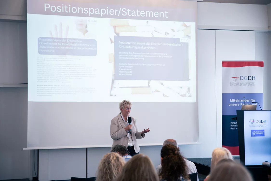 Im Rahmen ihrer diesjährigen Jahrestagung in Ludwigsburg präsentierte die DGDH durch ihre Vorsitzende Sylvia Fresmann (im Bild) ihr neues Positionspapier zur Schadensminderung (Harm Reduction) bei gesundheitsschädigendem Verhalten wie Rauchen oder Fehlernährung.