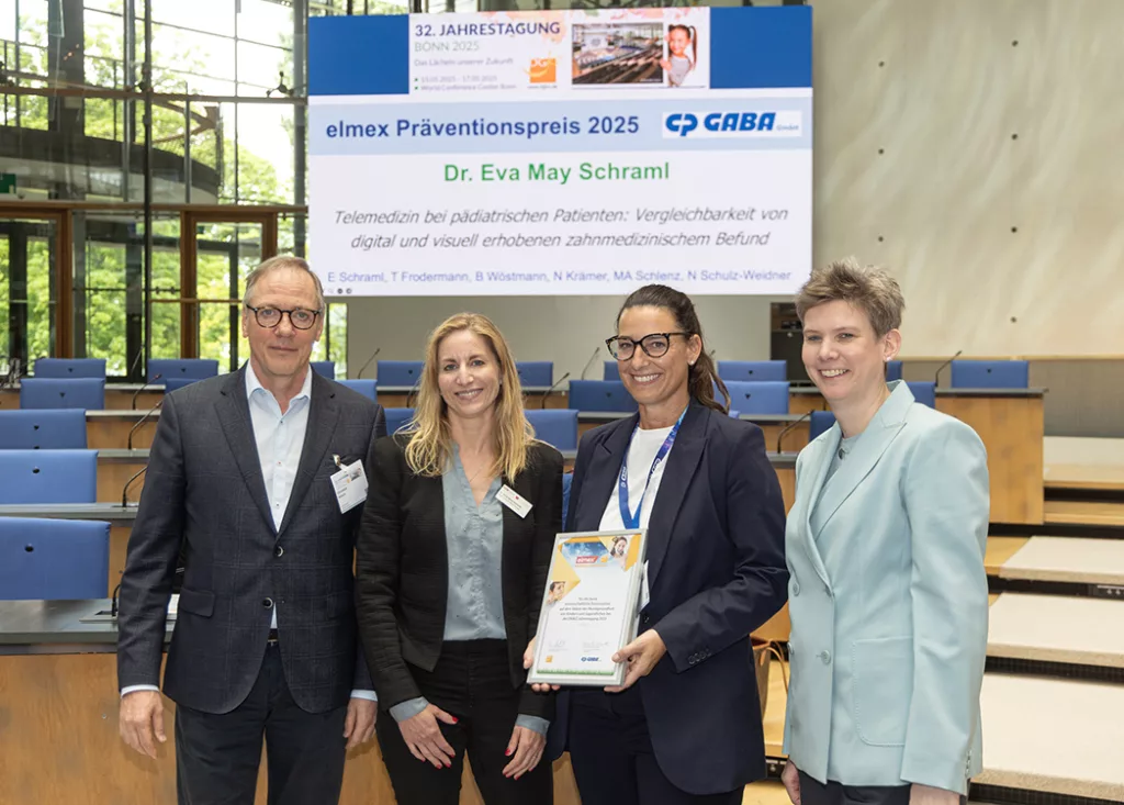 Preisverleihung „elmex®-DGKiZ-Präventionspreis für die beste wissenschaftliche Präsentation mit (v. r. n. l.) Laudator Prof. Dr. Christian Hirsch (Universitätsklinikum Leipzig), Dr. Anna Maria Schmidt (CP GABA), PD Dr. Nelly Schulz-Weidner (Universitätsklinikum Gießen, stellvertretend für Dr. Eva May Schraml) und der Präsidentin der DGKiZ, Prof. Katrin Bekes.