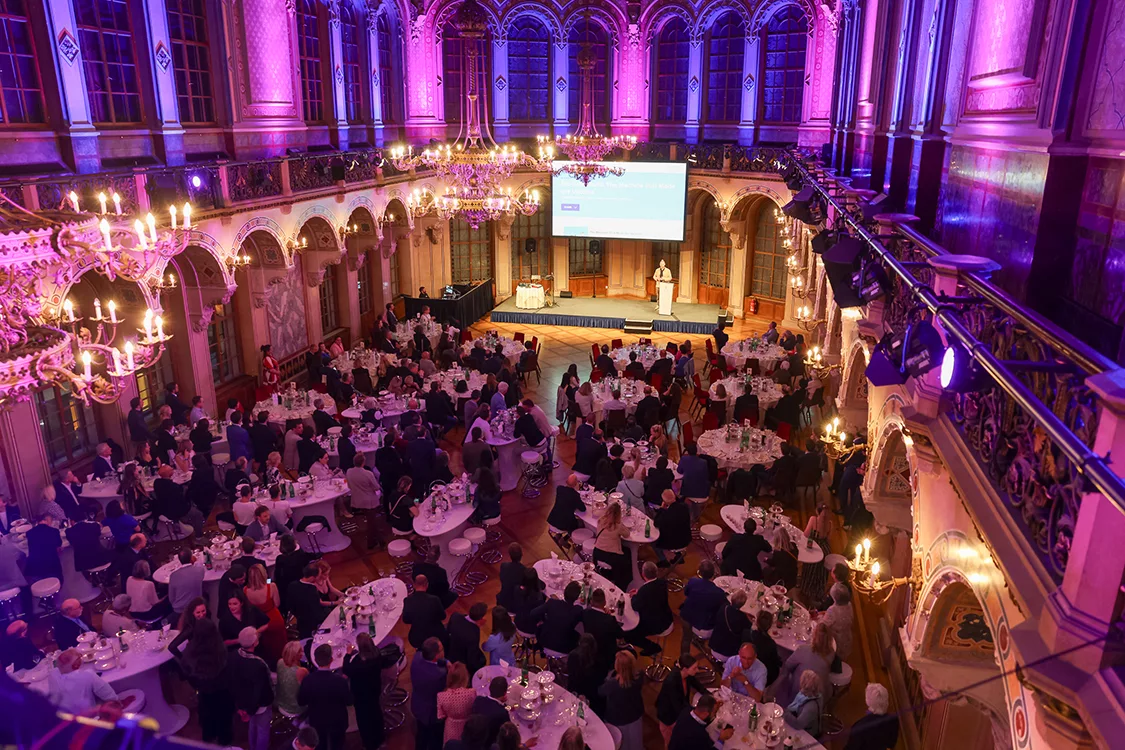 EuroPerio11 DACH Abend. in einem schönen großen Saal mit runden Tischen von oben fotografiert.