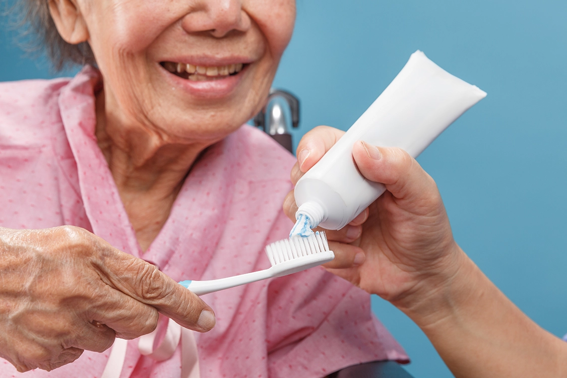 Wissen, was zu tun ist  Mundhygiene in der huslichen Pflege | Dentalwelt