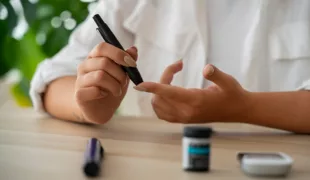 diabetikerin-von-vorne-die-ihren-glukosespiegel-uberpruft