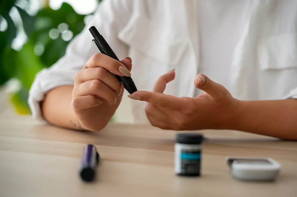 diabetikerin-von-vorne-die-ihren-glukosespiegel-uberpruft