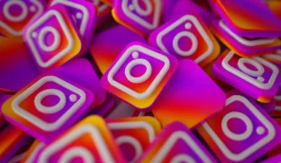 Stapel von 3D Instagram Logos