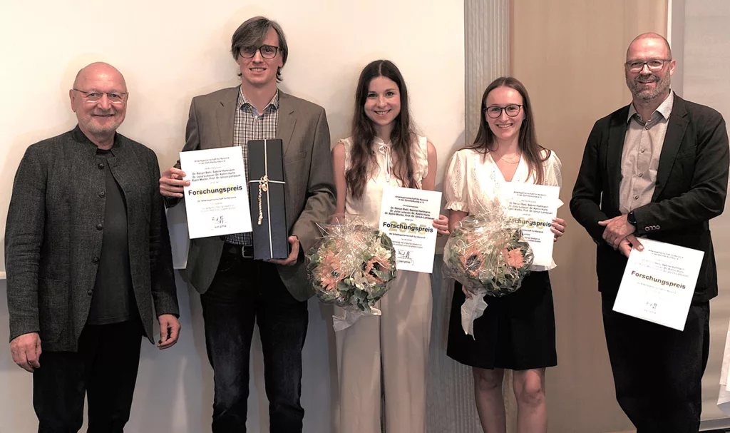 Abbildung 2: AGK+ Forschungspreisträger 2025 Team Erlangen (v.l.): Laudator und AGK+ Vorsitzender Dr. Bernd Reiss mit Dr. Renan Belli, Dr. Julia Lubauer, Zahnärztin Sabine Hartmann und Prof. Dr.-Ing. Ulrich Lohbauer.