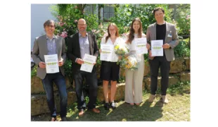 Abbildung 1: Die beiden AGK+ Forschungspreisträger 2025 – Team Erlangen und Team Berlin. Hier v.l. das Team der Universität Erlangen mit Dr. Renan Belli, Prof. Dr.-Ing. Ulrich Lohbauer, Zahnärztin Sabine Hartmann, Dr. Julia Lubauer mit dem Autor der Berliner in-vitro-Studie, PD Dr. Alexey Unkovskiy, MSc.