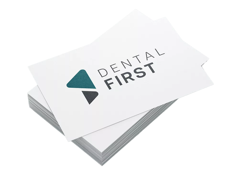 Abb. 1: Ein gutes Logo ist einprägsam, zeitlos und vielseitig einsetzbar. Dies ist gut an dem Beispiel der modernen Zahnarztpraxen Dentalfirst aus Berlin, die dentalmedia betreut, zu sehen.