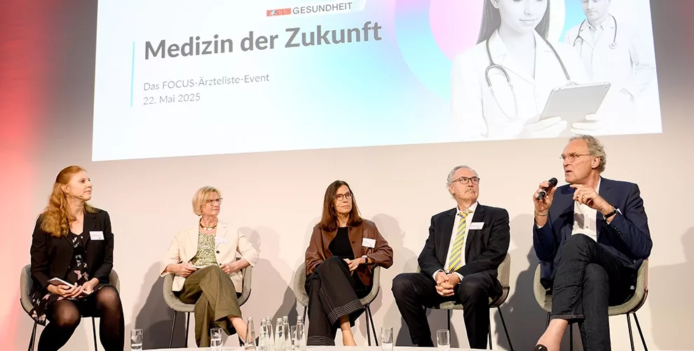 Abb. 1: Podiumsdiskussion Focus Gesundheit „Medizin der Zukunft“ (v. li.n.re): Dr. Andrea Bannert (Redaktionsleitung FOCUS-Gesundheit Digital), Andrea Hennis (Chefredakteurin FOCUS Gesundheit), Dr. Sybille Steiner (Vorstandsmitglied der KBV), Prof. Dr. Markus Lerch (Ärztlicher Direktor, Vorsitzender des Vorstands des LMU Klinikums München), Prof. Dr. Jochen Maas (Vize-Präsident des House of Pharma & Healthcare, ehem. Geschäftsführer Forschung & Entwicklung der Sanofi-Aventis Deutschland GmbH).
