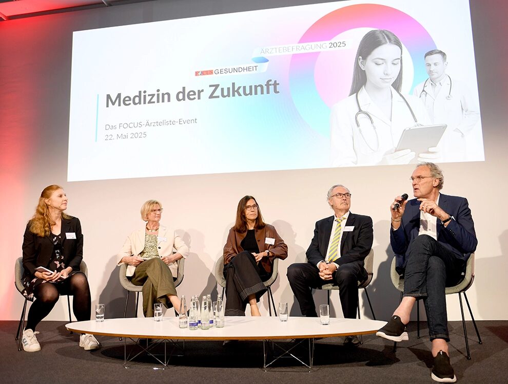 Abb. 1: Podiumsdiskussion Focus Gesundheit „Medizin der Zukunft“ (v. li.n.re): Dr. Andrea Bannert (Redaktionsleitung FOCUS-Gesundheit Digital), Andrea Hennis (Chefredakteurin FOCUS Gesundheit), Dr. Sybille Steiner (Vorstandsmitglied der KBV), Prof. Dr. Markus Lerch (Ärztlicher Direktor, Vorsitzender des Vorstands des LMU Klinikums München), Prof. Dr. Jochen Maas (Vize-Präsident des House of Pharma & Healthcare, ehem. Geschäftsführer Forschung & Entwicklung der Sanofi-Aventis Deutschland GmbH).