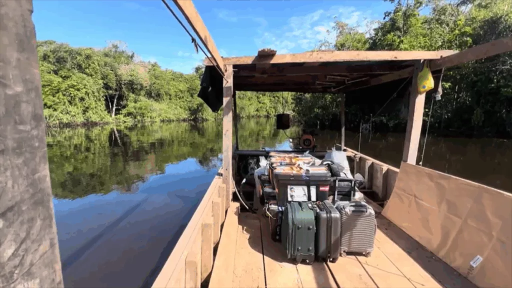 Abb. 1: Die zahnärztliche Ausrüstung wurde mit einem Boot in die abgelegene Gemeinde Amazonion im Bundesstaat Rondônia transportiert.