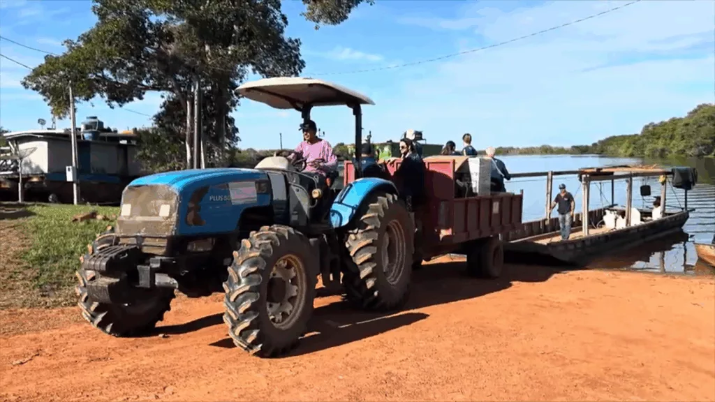 Abb. 2: Die zahnärztliche Ausrüstung wurde mit einem Traktor in die abgelegene Amazonasgemeinde transportiert.