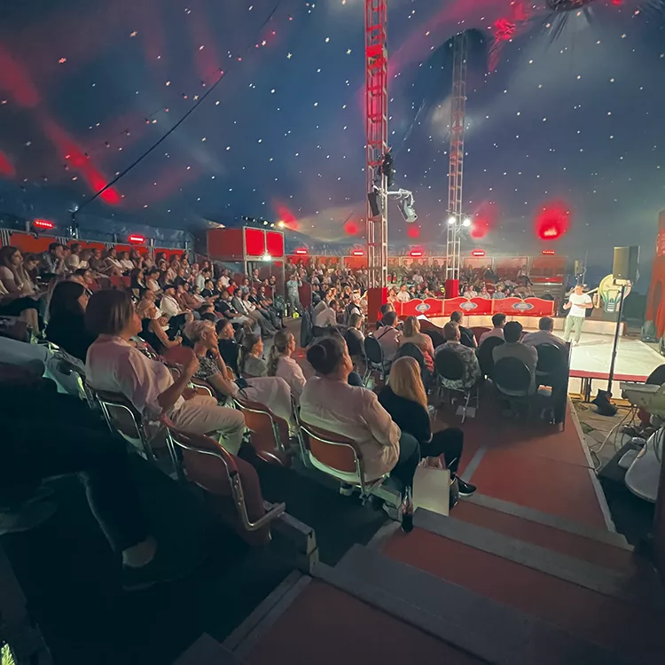 Im Zirkuszelt des Dental Power Days herrscht eine ganz besondere Atmosphäre.