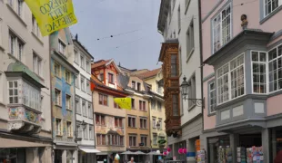 Durch die autofreien Gassen der Altstadt _ Foto Rainer Hamberger