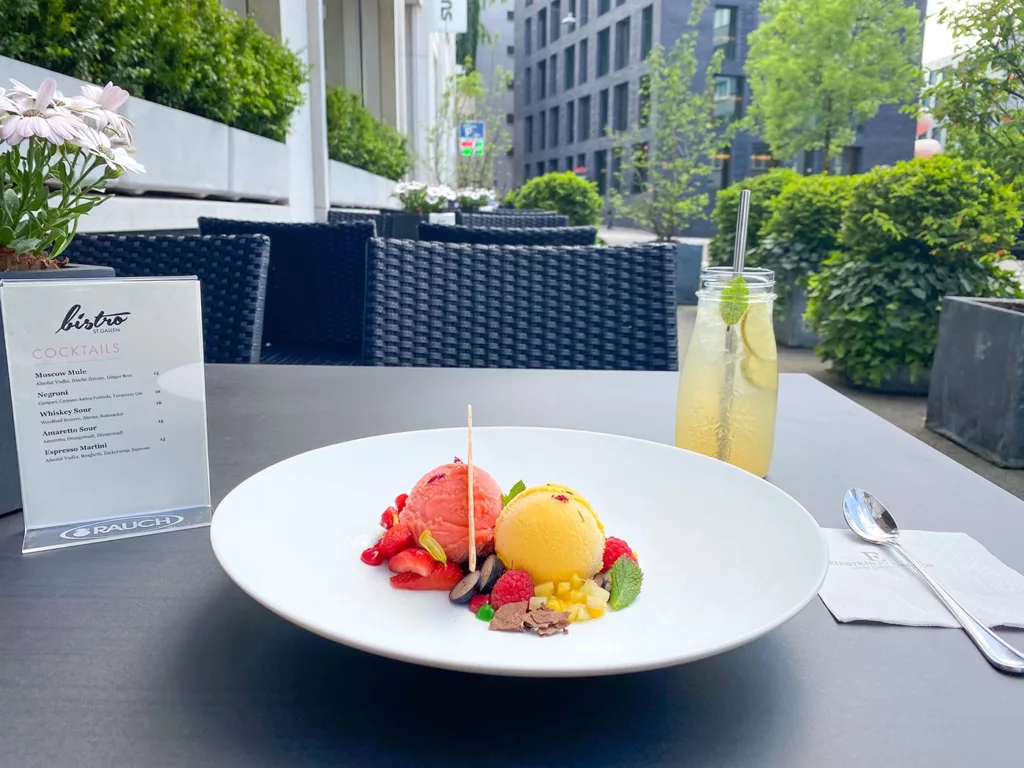 Leckere Desserts werden im Bistro serviert_ Foto Hotel Einstein