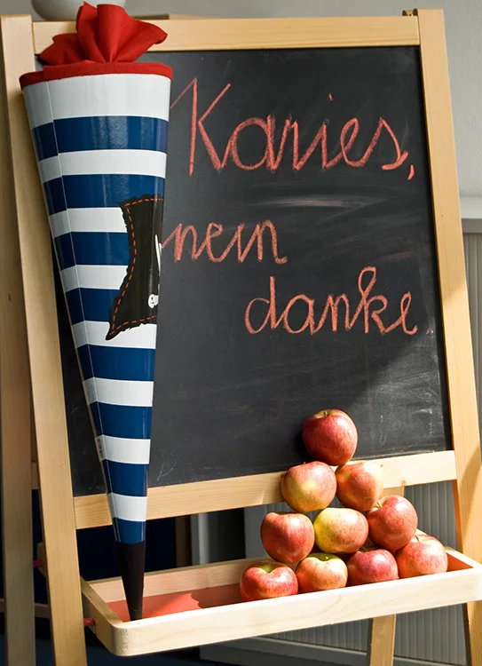 Im Sinne der Zahngesundheit empfiehlt die Initiative proDente bei der Auswahl der S¸fligkeiten auf zuckerfreie Alternativen zur¸ckzugreifen. Auflerdem ist es schˆn, wenn in der Schult¸te ein paar ‹berraschungen stecken die den Schulalltag verschönern: Lichtreflektoren für den Schulranzen, Sammelkarten, Aufkleber, Hörspiel-CDs oder auch Ball, Springseil Gummitwist und Malkreide machen noch lange Freude und können in der großen Pause gleich mit den neuen Klassenkameraden eingeweiht werden. "Natürlich darf auch ein gesundes Maß an Leckereien in der Schultüte nicht fehlen", so Dirk Kropp, Geschäftsführer der Initiative proDente e.V. Aber auch hier heiflt die Devise lieber Klasse statt Masse. Einige wenige Lieblingss¸fligkeiten oder zuckerfreie Alternativen (gekennzeichnet mit dem "Zahnmännchen") versprechen ebenso viel Genuss und schonen die Zähne.