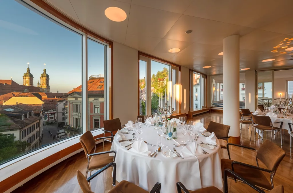 Vom Foyer blickt man über die Dächer der Altstadt_ Foto Hotel Einstein
