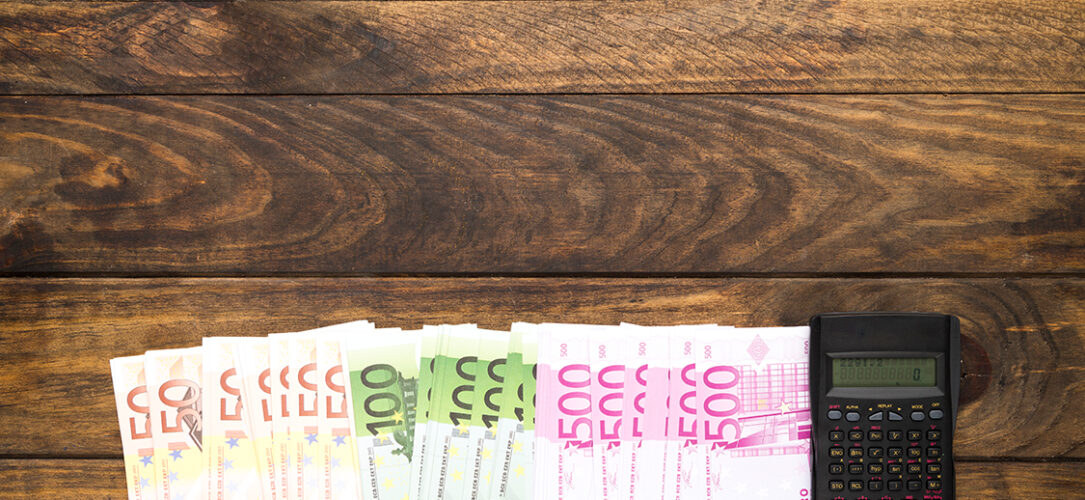 draufsichtbanknoten-und-taschenrechner-auf-holzernem-hintergrund-freepik-freepik.com-5128193
