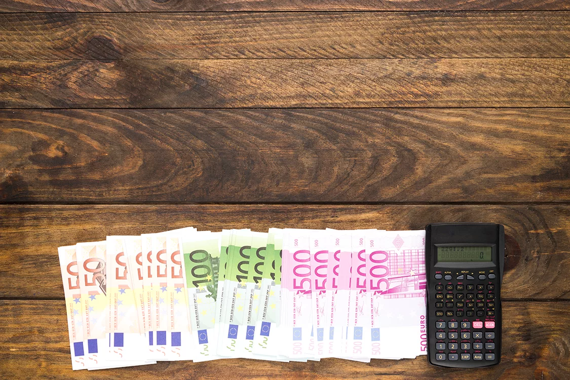 draufsichtbanknoten-und-taschenrechner-auf-holzernem-hintergrund-freepik-freepik.com-5128193