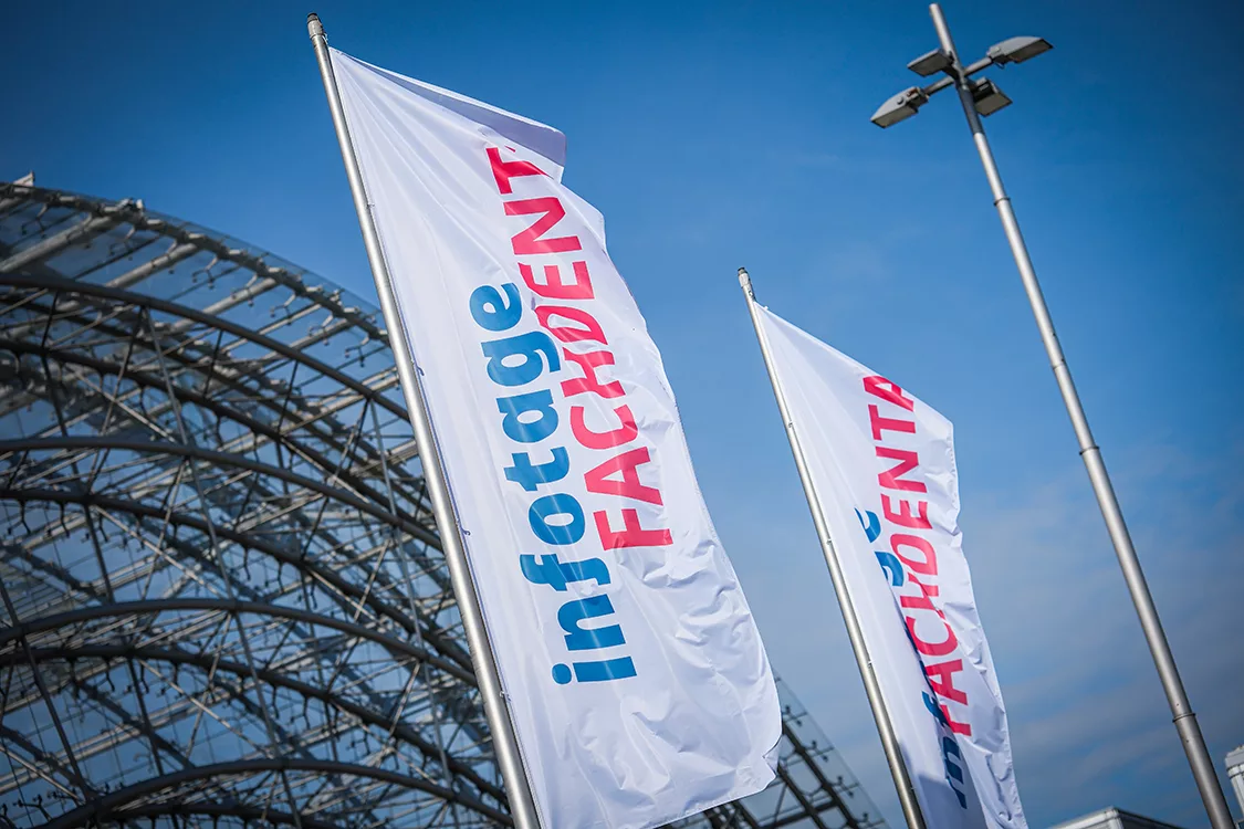 infotage Fachdental Flagge vor dem Gebäude