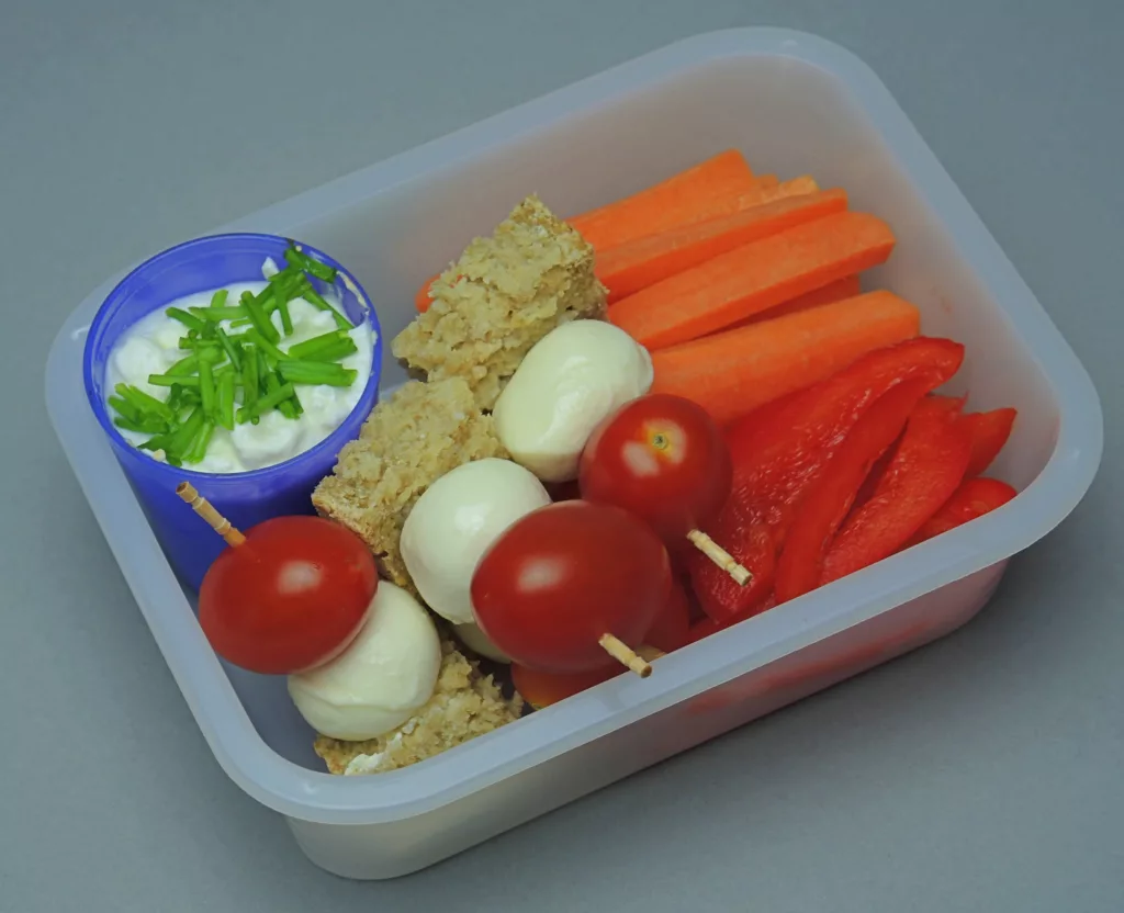 Abwechslung macht Spaß: Gemüse-Brot-Sticks und Gemüsestreifen für die Pausenbox