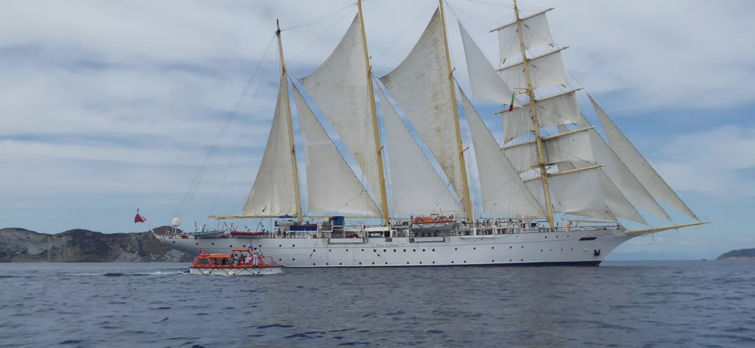 Unter vollen Segeln mit der „Star Flyer“ entlang der Amalfitana.