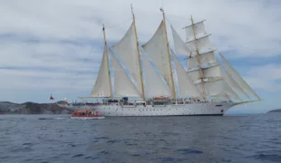 Unter vollen Segeln mit der „Star Flyer“ entlang der Amalfitana.