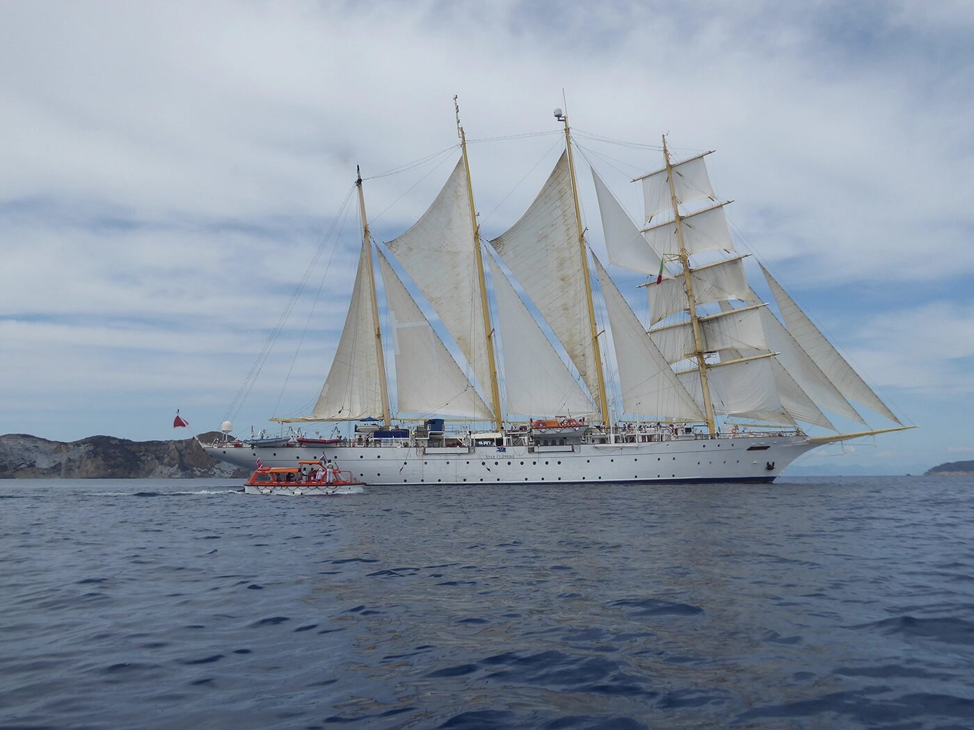 Unter vollen Segeln mit der „Star Flyer“ entlang der Amalfitana.