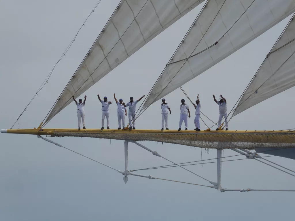 Die Crew der „Star Flyer“ grüßt vom Bugspriet.