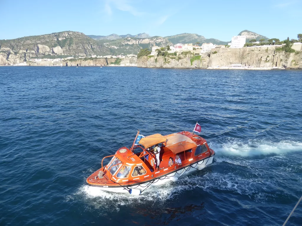 Mit dem Tender vom Schiff an Land und zurück.