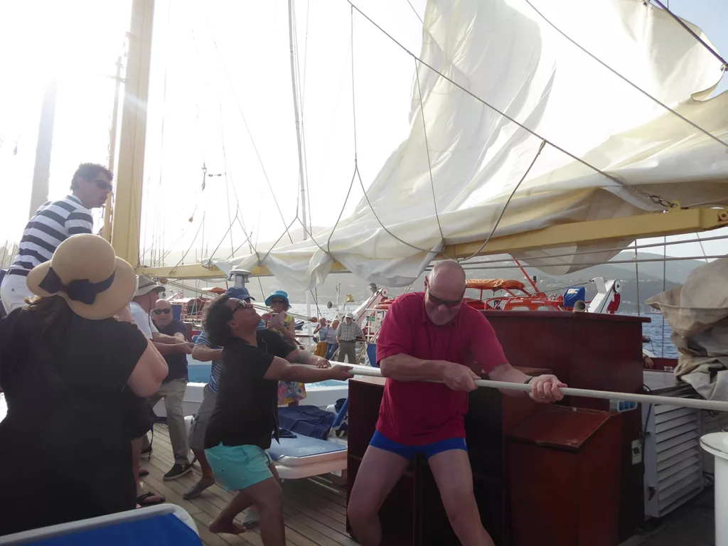 Kräftemessen beim Setzen des Großsegels per Hand.