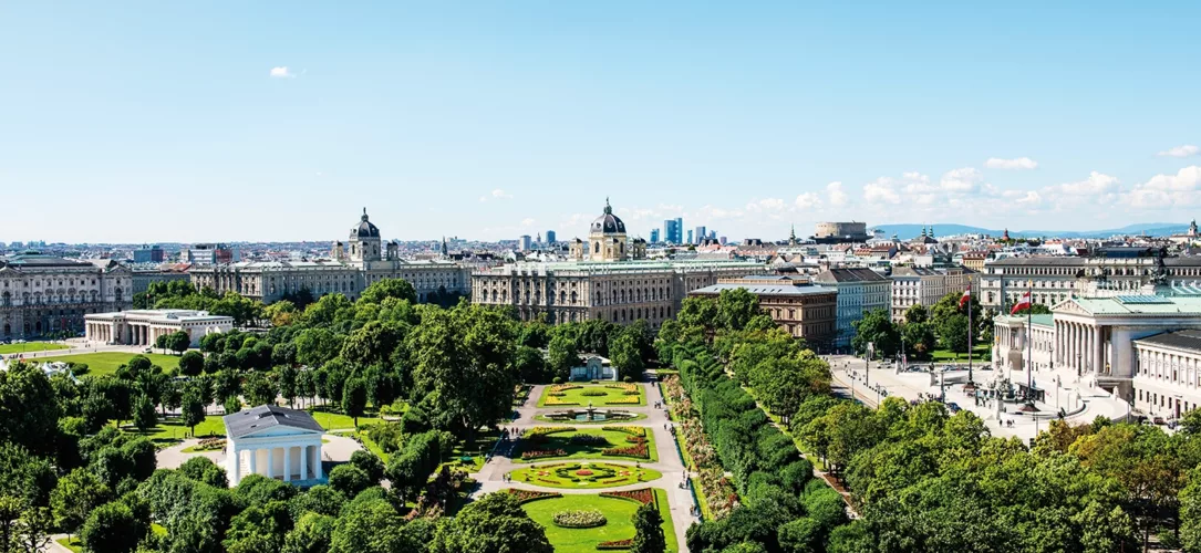 Die Ringstraße, die mit dem Franz-Josefs-Kai rund um das historische Zentrum Wiens führt, und ihre zahlreichen Bauwerke des Historismus zählen zu den Hauptsehenswürdigkeiten Wiens.