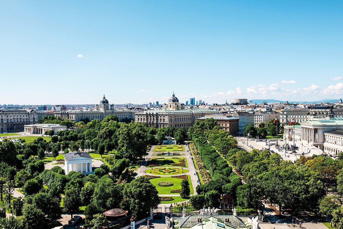 Die Ringstraße, die mit dem Franz-Josefs-Kai rund um das historische Zentrum Wiens führt, und ihre zahlreichen Bauwerke des Historismus zählen zu den Hauptsehenswürdigkeiten Wiens.