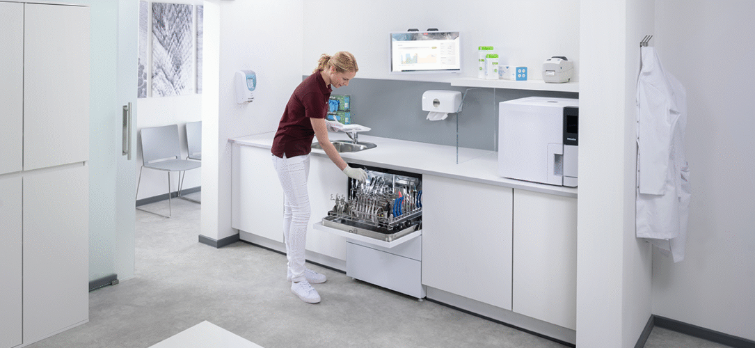 ZFA räumt das Reinigungs- und Desinfektionsgerät CompactLine von Miele zur Instrumentenaufbereitung ein.