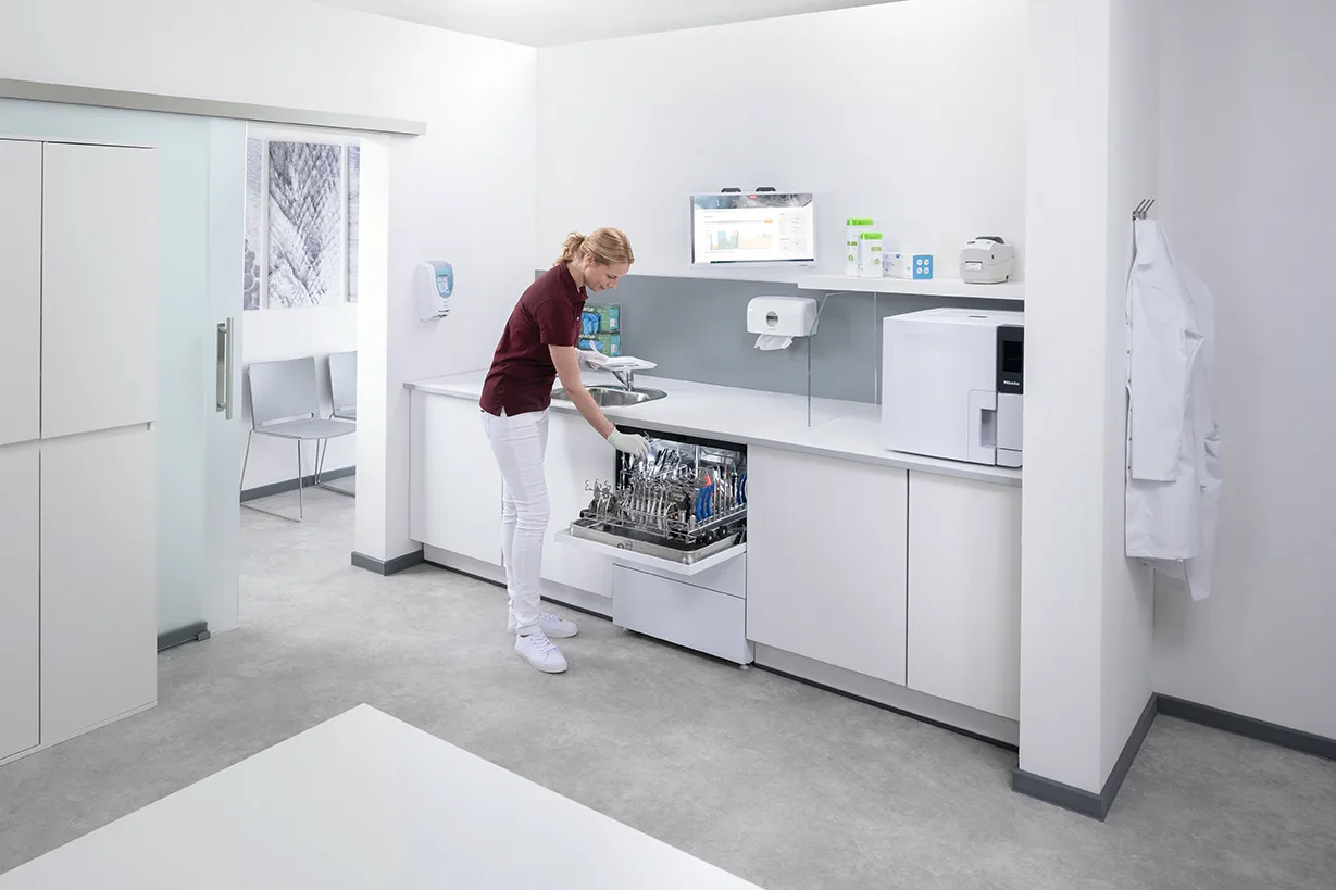 ZFA räumt das Reinigungs- und Desinfektionsgerät CompactLine von Miele zur Instrumentenaufbereitung ein.