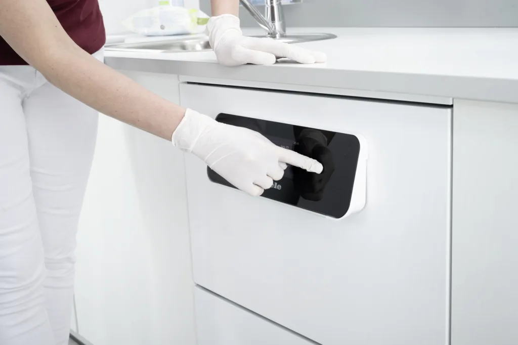 Helferin bedient das Touch-Display des Miele CompactLine