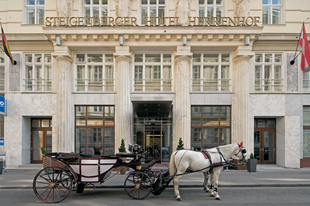 Direkt im Herzen des 1. Bezirks liegt das luxuriöse Steigenberger Hotel Herrenhof.