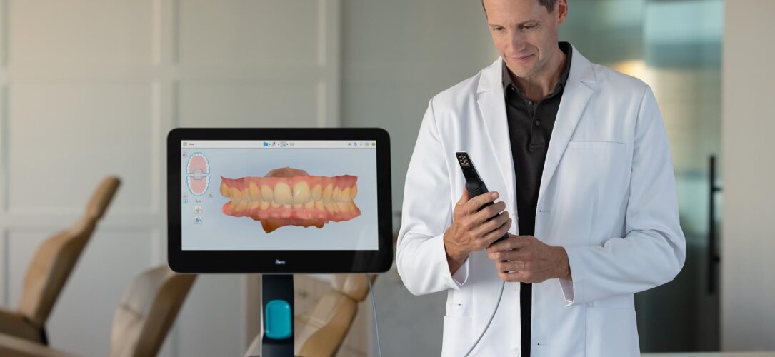 Zahnarzt, der Invisalign® von Align verwendet.