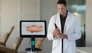 Zahnarzt, der Invisalign® von Align verwendet.
