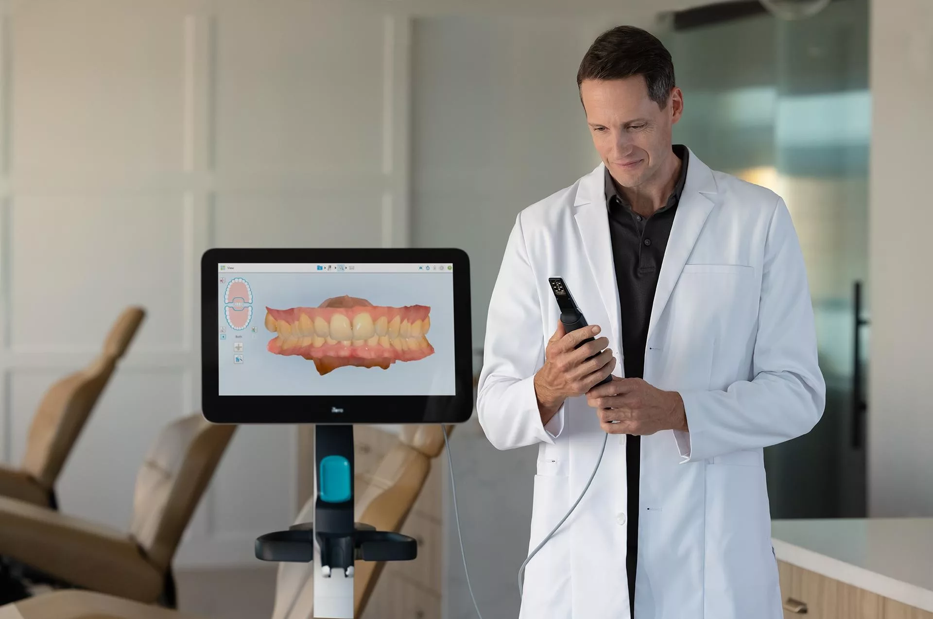 Zahnarzt, der Invisalign® von Align verwendet.