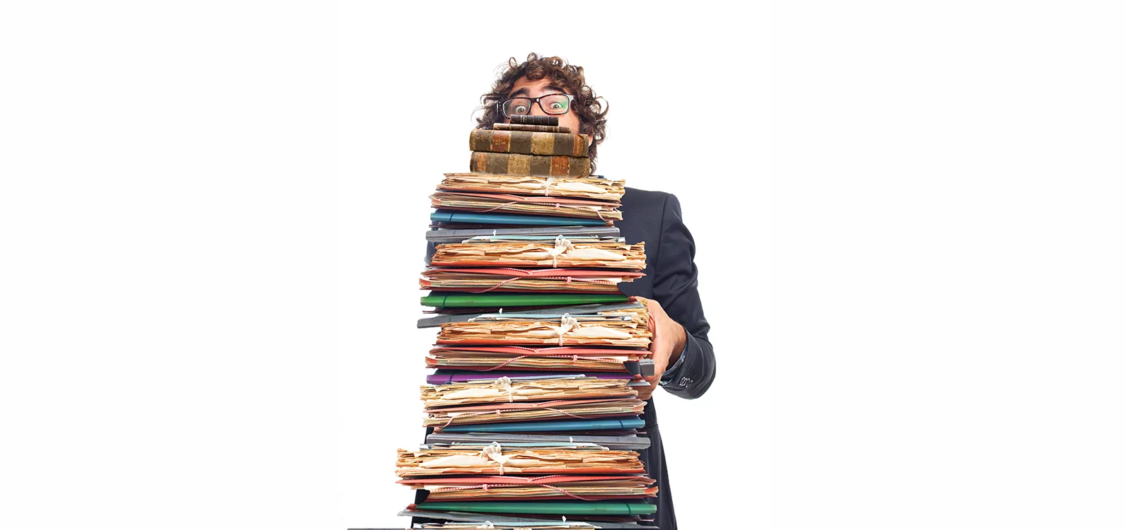 Mann, der viele Bücher, Ordner und Unterlagen trägt. young employee