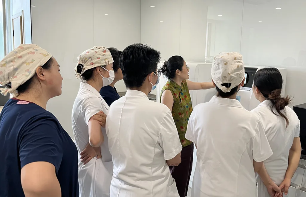 Das Personal des Xi'an-Krankenhauses wird im Umgang mit dem Primeprint Solution, dem 3D-Drucksystem von Dentsply Sirona, geschult.
