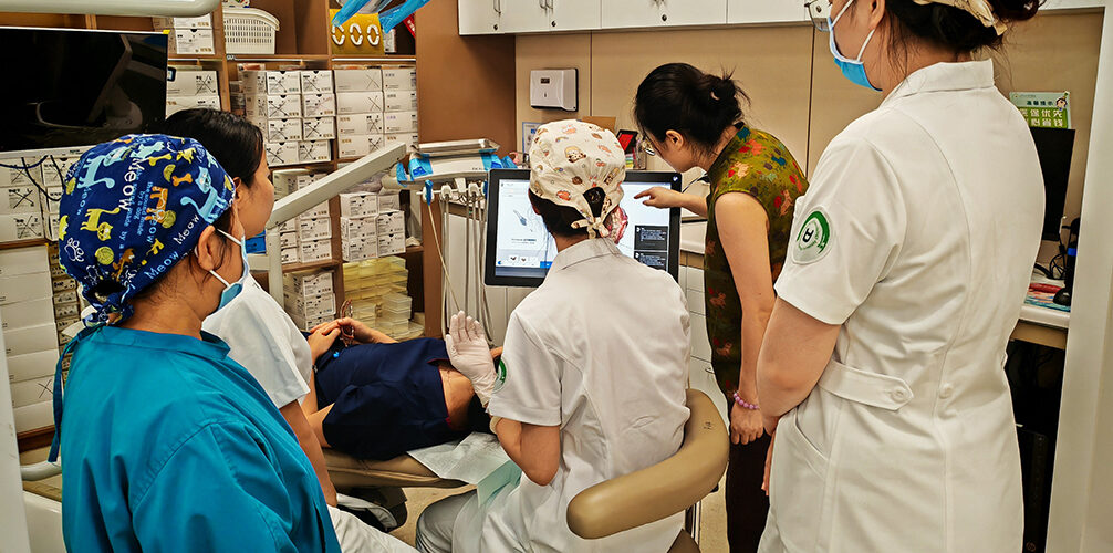 Das Personal des Xi'an-Krankenhauses wird in der Verwendung des Intraoralscanners Primescan AC von Dentsply Sirona geschult.